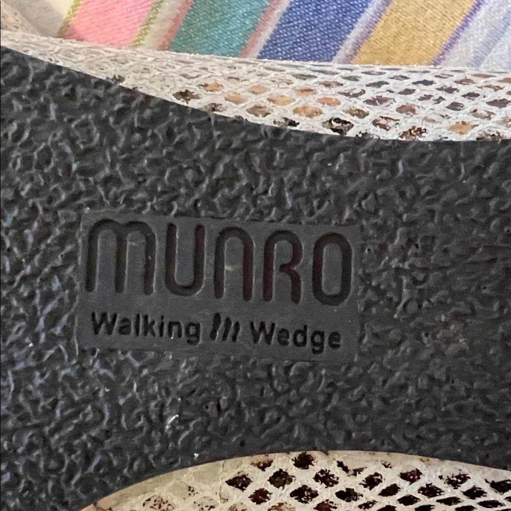 Munro Women's Textured Cream and Brown flats size 7.5 W - Picture 2 of 7